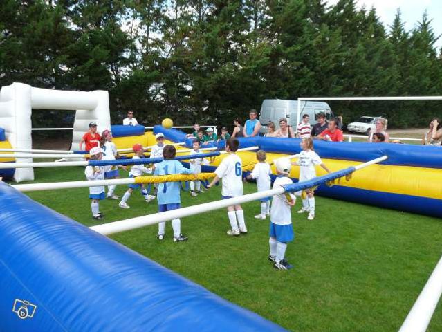 baby foot humain 12 joueurs  2 equipes de 6 joueurs accroche aux barres marqué le plus de but possible dans un  temps limité   