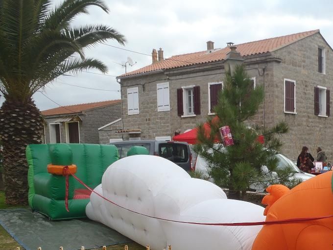decoration de Noel Gonflable osez une deco originale traineau geant du pere noel 10 metres de long ideal pour point photo
