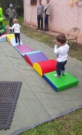 parcours baby de 1 à 3 ans avec cube miroirs et multi texture  ce parcours est modulable installation intérieur ou sur terrasse exterieur 