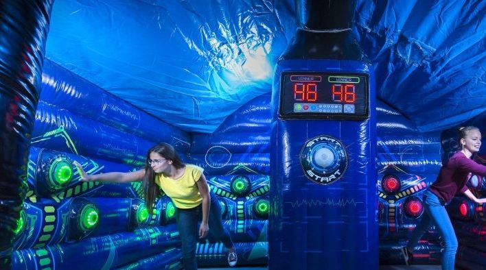 Soyez le plus rapide a appuyé sur les cibles de votre couleur