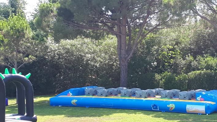 jeux sportifs multi joueurs parcours combattant

le but est de traverser sur des blocs instable le plus rapidement possible en solo ou en duel
