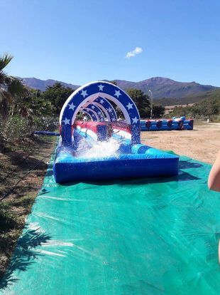 Idéal pour tout âge

tapis gonflables double pistes 15 metres de long réceptions piscines glisser le plus loin possible et faite des courses folles
fous rire et bonne humeur garantie 